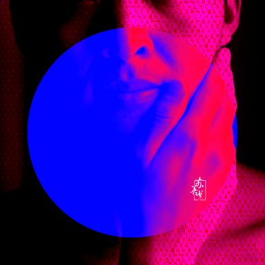 Visage flou avec des formes géométriques colorées en bleu et rose.