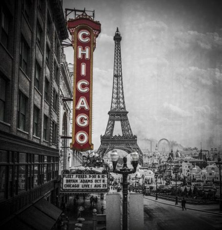 Panneau "Chicago" en rouge devant la Tour Eiffel en noir et blanc.
