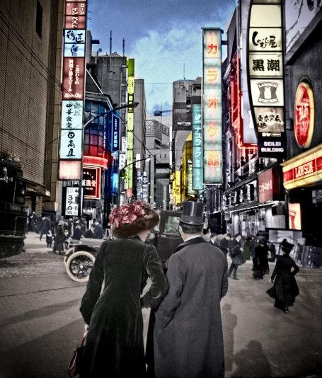 Rue animée avec des néons, des passants en vêtements d'époque et des voitures anciennes.